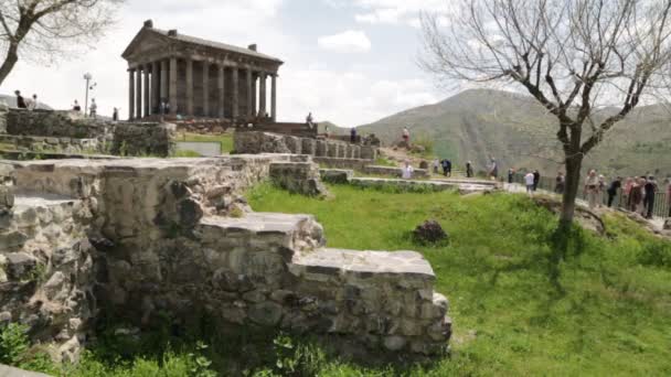 Τουρίστες Που Επισκέπτονται Ναό Του Garni Ελληνορωμαϊκό Κτίριο Στην Αρμενία — Αρχείο Βίντεο
