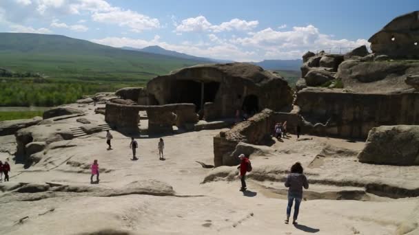 Personas Caminando Antigua Ciudad Excavada Roca Uplistsikhe Este Georgia — Vídeo de stock