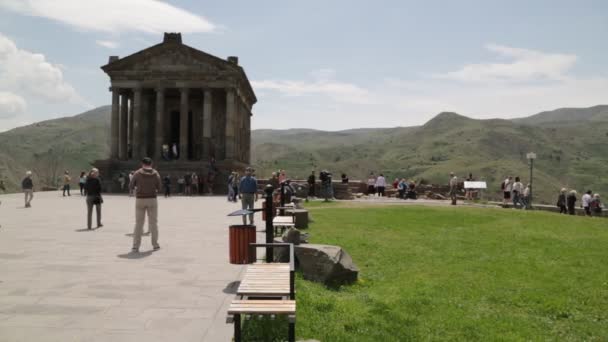 Turyści Odwiedzający Temple Garni Grecko Rzymski Kolumnadowy Budynek Armenii — Wideo stockowe