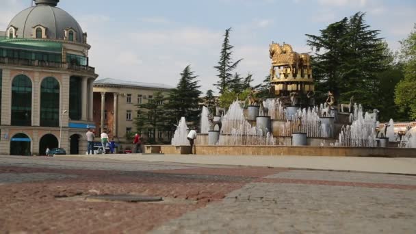 Monumento Caballos Oro Fuente Kutaisi Georgia — Vídeos de Stock