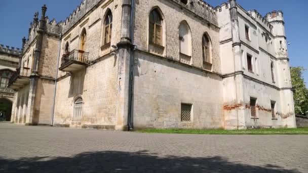 Personnes Marchant Près Beau Vieux Palais Dans Géorgie — Video