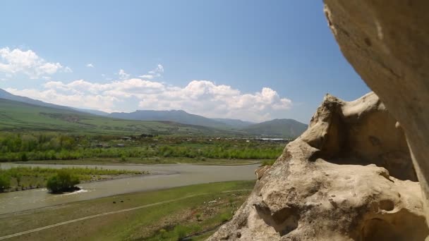Panorama Río Paisaje Cerca Antigua Ciudad Excavada Roca Uplistsikhe Este — Vídeo de stock