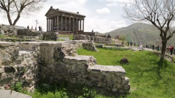 Turyści Odwiedzający Temple Garni Grecko Rzymski Kolumnadowy Budynek Armenii — Wideo stockowe