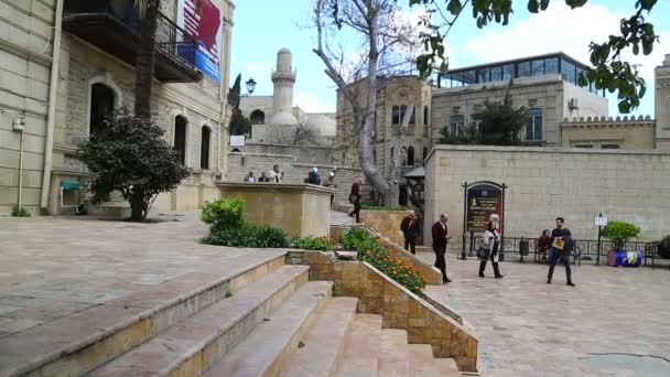 Personas Caminando Centro Ciudad Baku Azerbaiyán — Vídeos de Stock