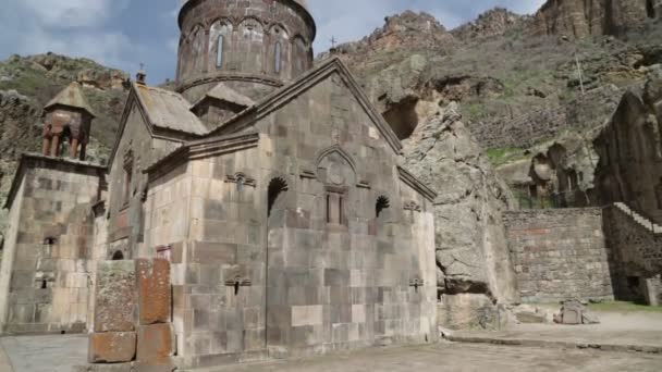 山のゲガルト古い修道院の映像 アルメニア — ストック動画