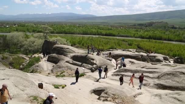 Lidé Chodící Starověkém Městě Rockem Uplistsikhe Východní Gruzii — Stock video