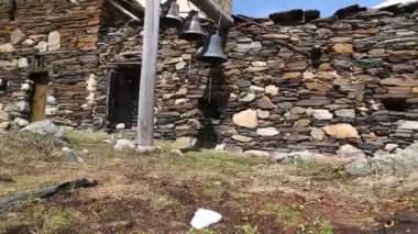 Gürcistan'da eski köyde insanlar