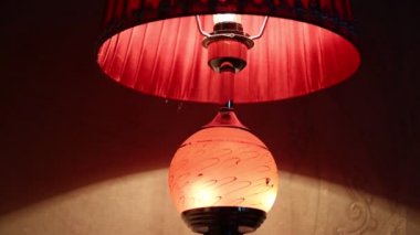 otel odasında kırmızı başucu lambası yakın çekim görüntüleri