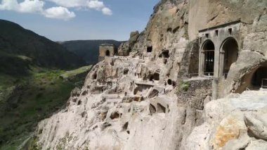 kayalarda kazılan mağara şehrinin görüntüleri, Vardzia, Gürcistan