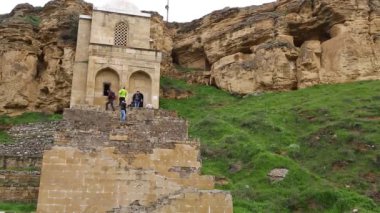 Diri Baba, Azerbaycan'da dağ mirası yakınında antik anıt mezar görüntüleri