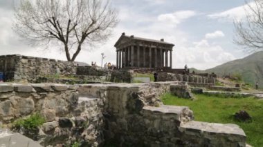 Garni Tapınağı'nı ziyaret eden turistler, Ermenistan'da Greko-Romen sütunlu bina 