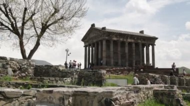 Garni Tapınağı'nı ziyaret eden turistler, Ermenistan'da Greko-Romen sütunlu bina 