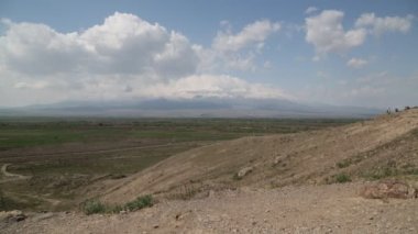 Ermenistan'daki antik khor virap manastırı yakınlarında kimliği belirsiz kişiler