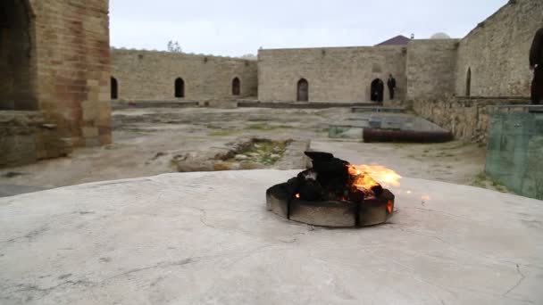 Personer Som Besöker Ateshgah Temple Baku Azerbajdzjan — Stockvideo