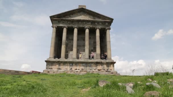 Toeristen Een Bezoek Aan Tempel Van Garni Grieks Romeins Colonnade — Stockvideo