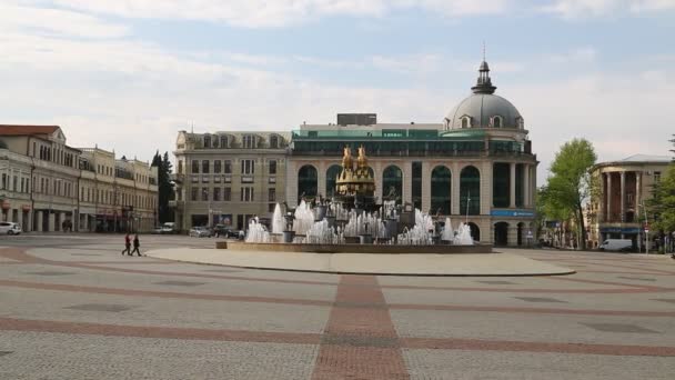 金马和喷泉纪念碑在库塔伊西 格鲁吉亚 — 图库视频影像