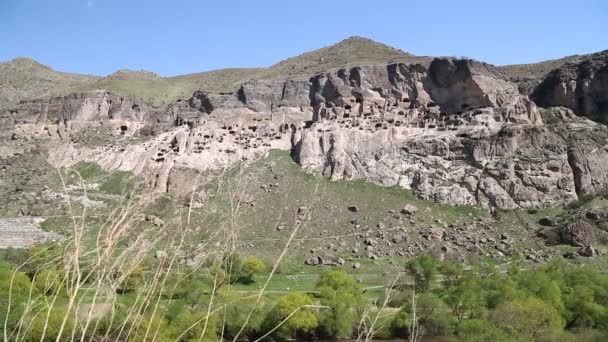 Kayalarda Kazılan Mağara Şehrinin Görüntüleri Vardzia Gürcistan — Stok video