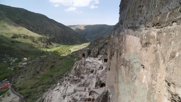 Kayalarda Kazılan Mağara Şehrinin Görüntüleri Vardzia Gürcistan — Stok video