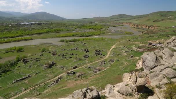 Panorama Río Paisaje Cerca Antigua Ciudad Excavada Roca Uplistsikhe Este — Vídeo de stock