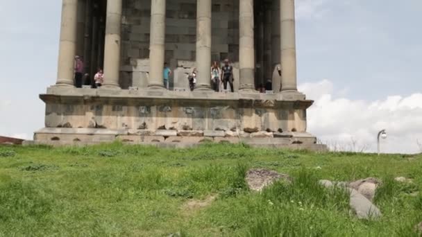 Туристи Які Відвідують Храм Garni Греко Римської Колонами Будівлі Вірменії — стокове відео