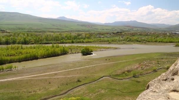 Panorama Río Paisaje Cerca Antigua Ciudad Excavada Roca Uplistsikhe Este — Vídeo de stock