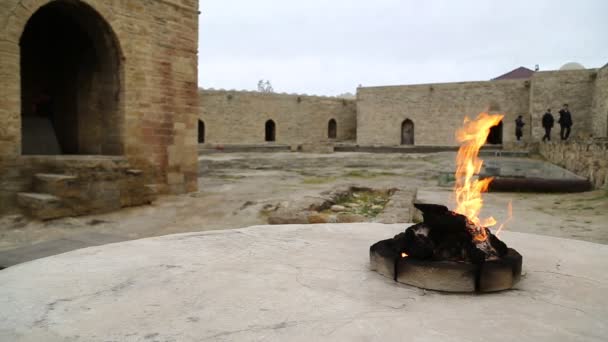 Personer Som Besöker Ateshgah Temple Baku Azerbajdzjan — Stockvideo