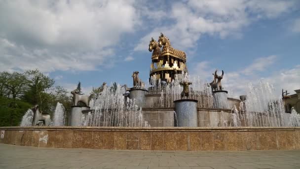 Памятник Золотым Коням Фонтану Кутаиси Грузия — стоковое видео