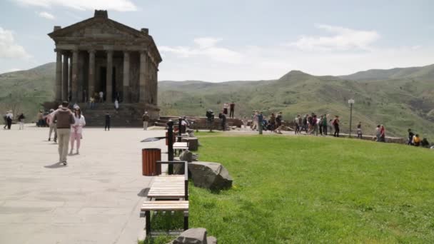 Látogató Turisták Temploma Garni Görög Római Oszlopos Épület Örményországban — Stock videók