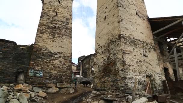 조지아의 오래된 마을에 사람들 — 비디오