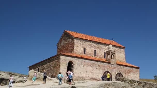 Personas Caminando Antigua Ciudad Excavada Roca Uplistsikhe Este Georgia — Vídeos de Stock