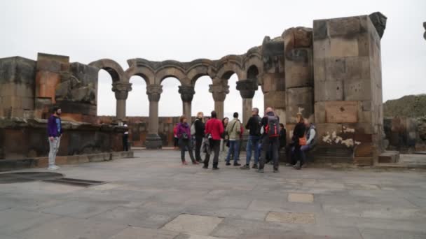 Toeristen Een Bezoek Aan Antieke Zvartnots Kathedraal Armenië — Stockvideo