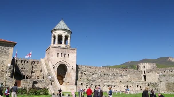 グルジアのアンティーク遺産 スヴェティツコヴェリ大聖堂の近くを歩く人々 — ストック動画