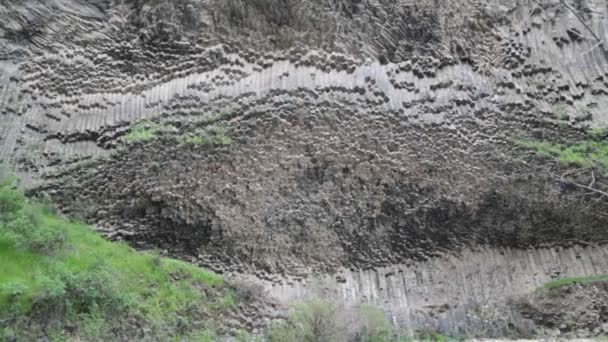 Em armenia garni no vale as colunas de basalto antigas — Vídeo de Stock