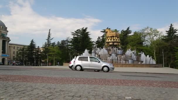Памятник Золотым Коням Фонтану Кутаиси Грузия — стоковое видео