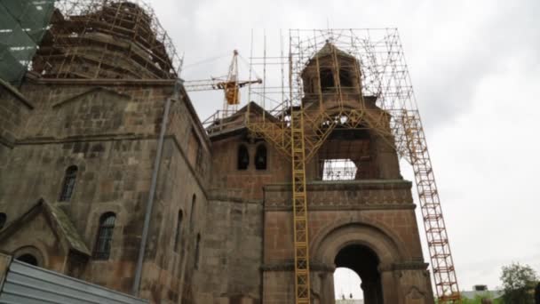 アルメニアで最も古いキリスト教のアンティーク寺院を訪れる観光客 — ストック動画