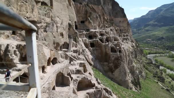 Kayalarda Kazılan Mağara Şehrinin Görüntüleri Vardzia Gürcistan — Stok video