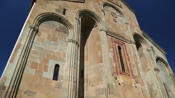 Personas Caminando Cerca Catedral Svetitskhoveli Patrimonio Antiguo Georgia — Vídeos de Stock