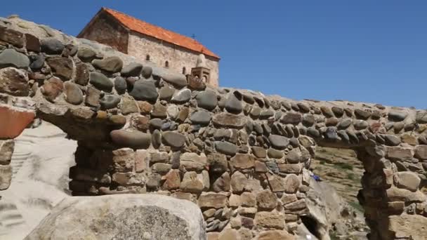 Ludzie Chodzą Starożytnym Rock Hewn Miasto Upliscyche Wschodniej Gruzji — Wideo stockowe