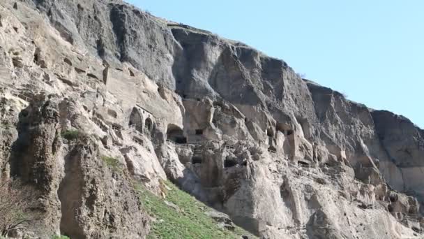 在岩石中挖掘的洞穴城市的镜头 佐治亚州瓦尔齐亚 — 图库视频影像