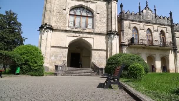 グルジアの美しい古い宮殿の近くを歩く人々 — ストック動画
