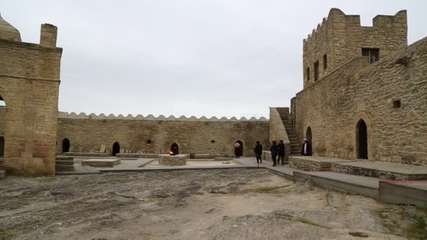Personer Som Besöker Ateshgah Temple Baku Azerbajdzjan — Stockvideo