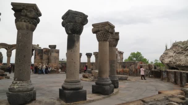 Turyści Zwiedzając Zabytkowe Zvartnots Katedra Armenii — Wideo stockowe