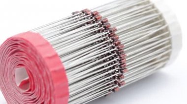 beyaz arka plan üzerinde diyot elektronik bileşenlerin çok