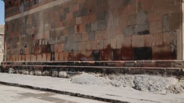 Ermenistan'daki antik khor virap manastırı yakınlarında kimliği belirsiz kişiler