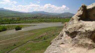 doğu Gürcistan'da antik kaya yontulmuş şehir uplistsikhe yakınlarındaki nehir ve peyzaj panorama