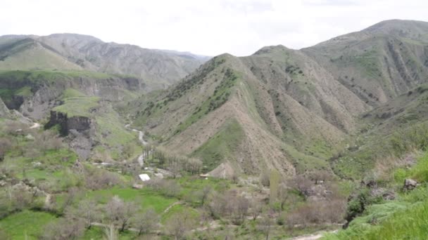 En armenia garni en el valle las antiguas columnas de basalto — Vídeo de stock