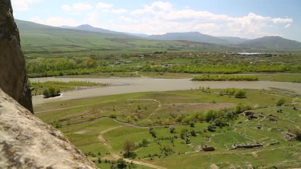 Panorama Río Paisaje Cerca Antigua Ciudad Excavada Roca Uplistsikhe Este — Vídeo de stock