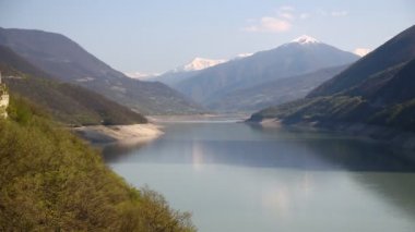  nehir yakınındaki göl arazi