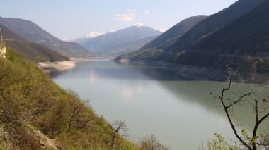  nehir yakınındaki göl arazi