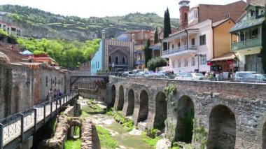 Tiflis eski ilçesinde nehir kenarında yürüyen turistler, Gürcistan